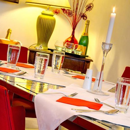 Three Storks Otel Prag Dış mekan fotoğraf A table set for a meal