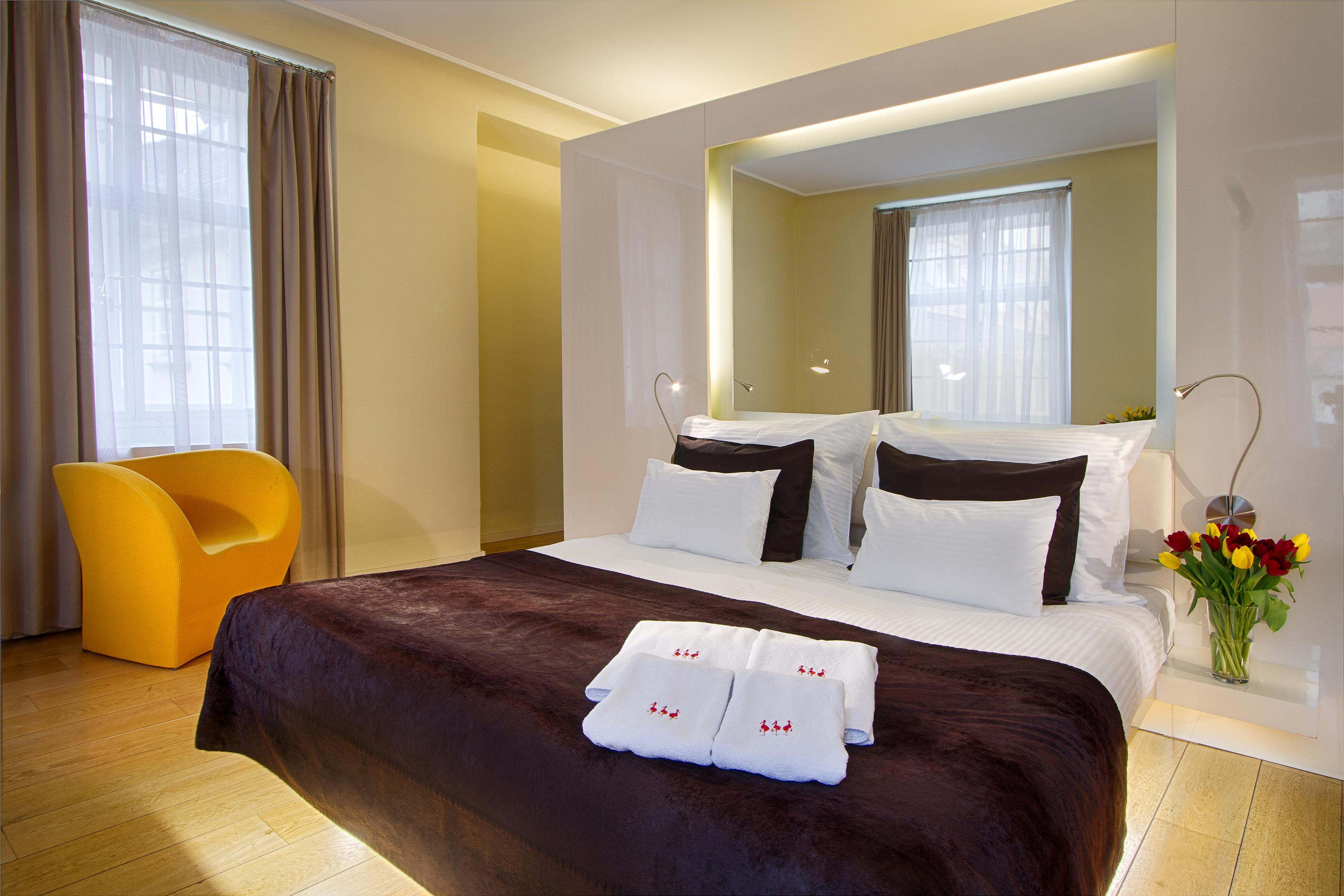 Three Storks Otel Prag Dış mekan fotoğraf A room at the hotel