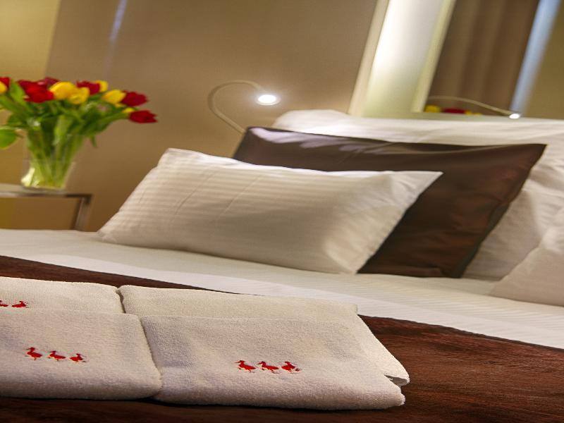 Three Storks Otel Prag Dış mekan fotoğraf A bed with towels