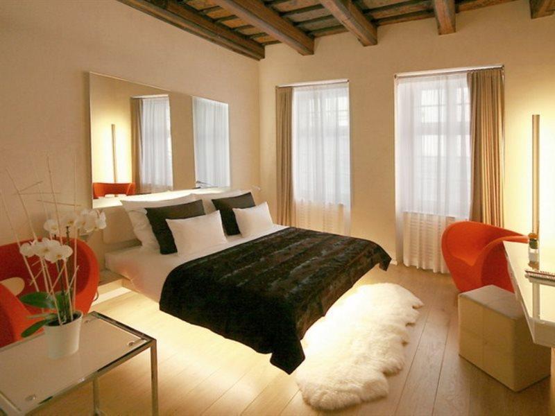 Three Storks Otel Prag Dış mekan fotoğraf A room at the Hotel de Ligne