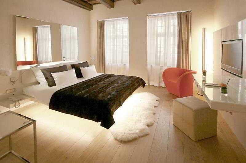 Three Storks Otel Prag Dış mekan fotoğraf A room at the Hotel Mandarin Oriental Munich