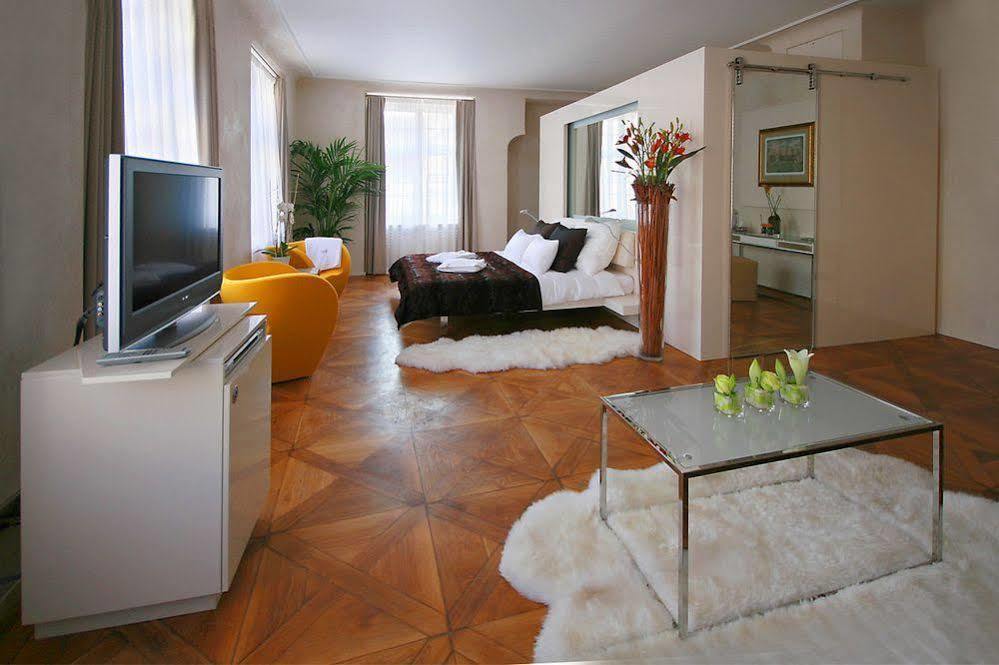 Three Storks Otel Prag Dış mekan fotoğraf A studio apartment